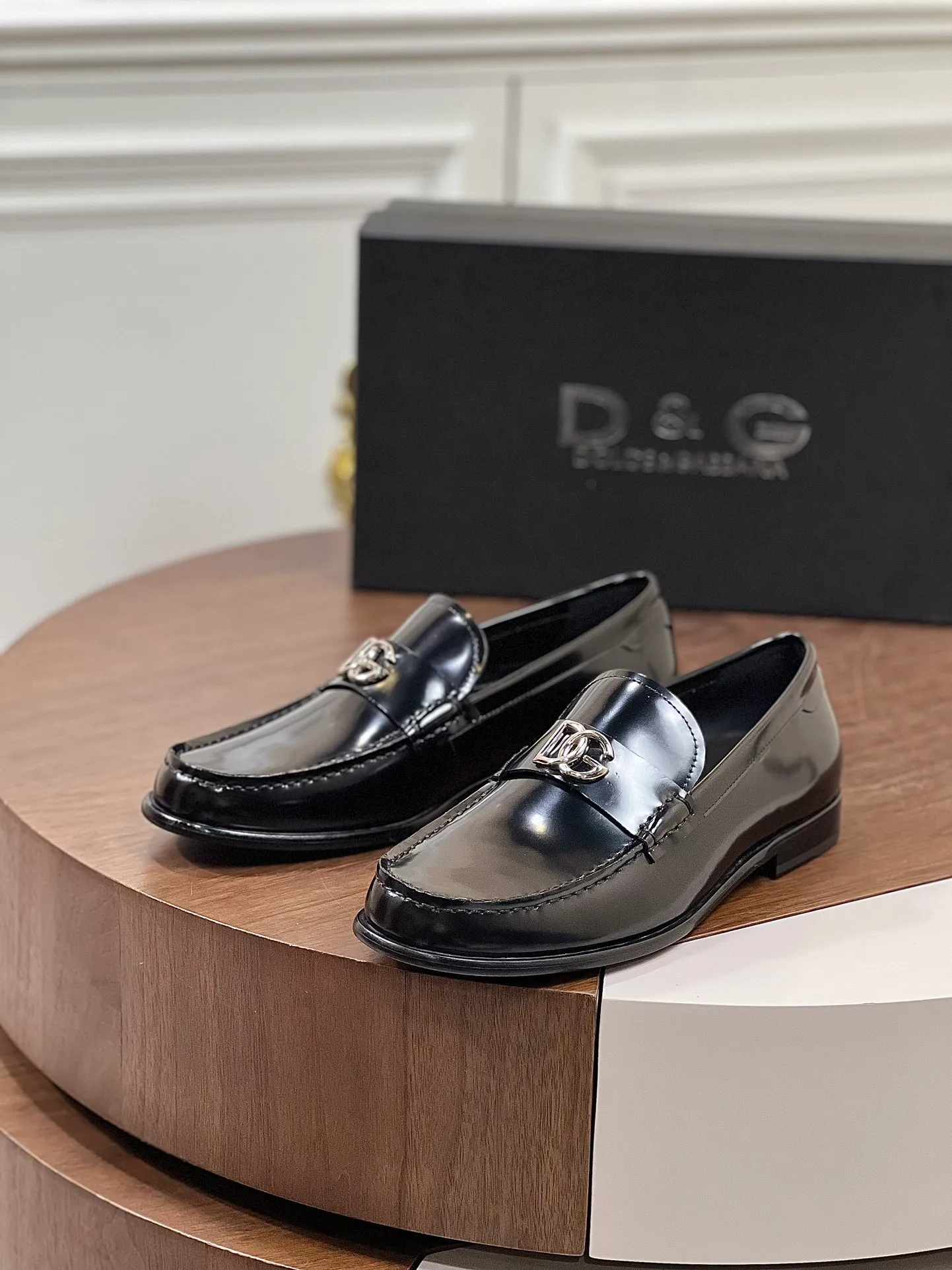 ••New arrivals••Dolce&Gabb*_Dg high-end men's formal shoes and casual leather shoes. First-layer cowhide upper imported from Italy. You can see the leather texture at a glance. Breathable calfskin lining. High-end and luxurious leather outsole. Unique style. Finely crafted details! Size: 39-44 (customized at 38.45.46) ¥960